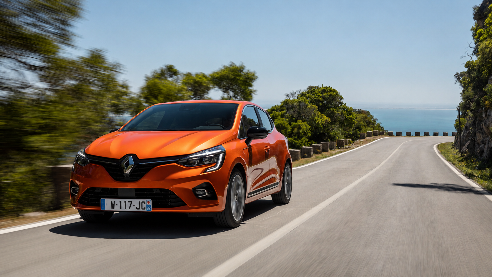 Renault Clio 5 orange qui roule sur la route