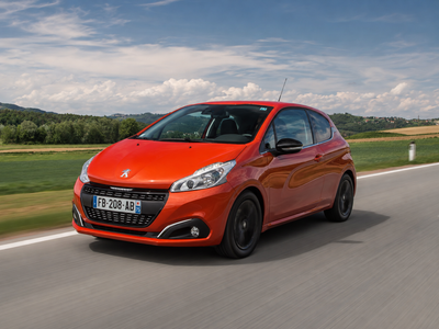 Peugeot 208 I orange en roulage — acheter une 208 d'occasion fiable