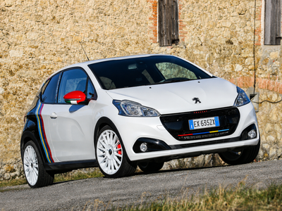 Peugeot 208 GTi NOVE — vue 3/4 avant, livrée blanche et noire coupe franche