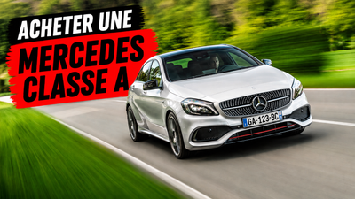 Mercedes Classe A roule sur une route