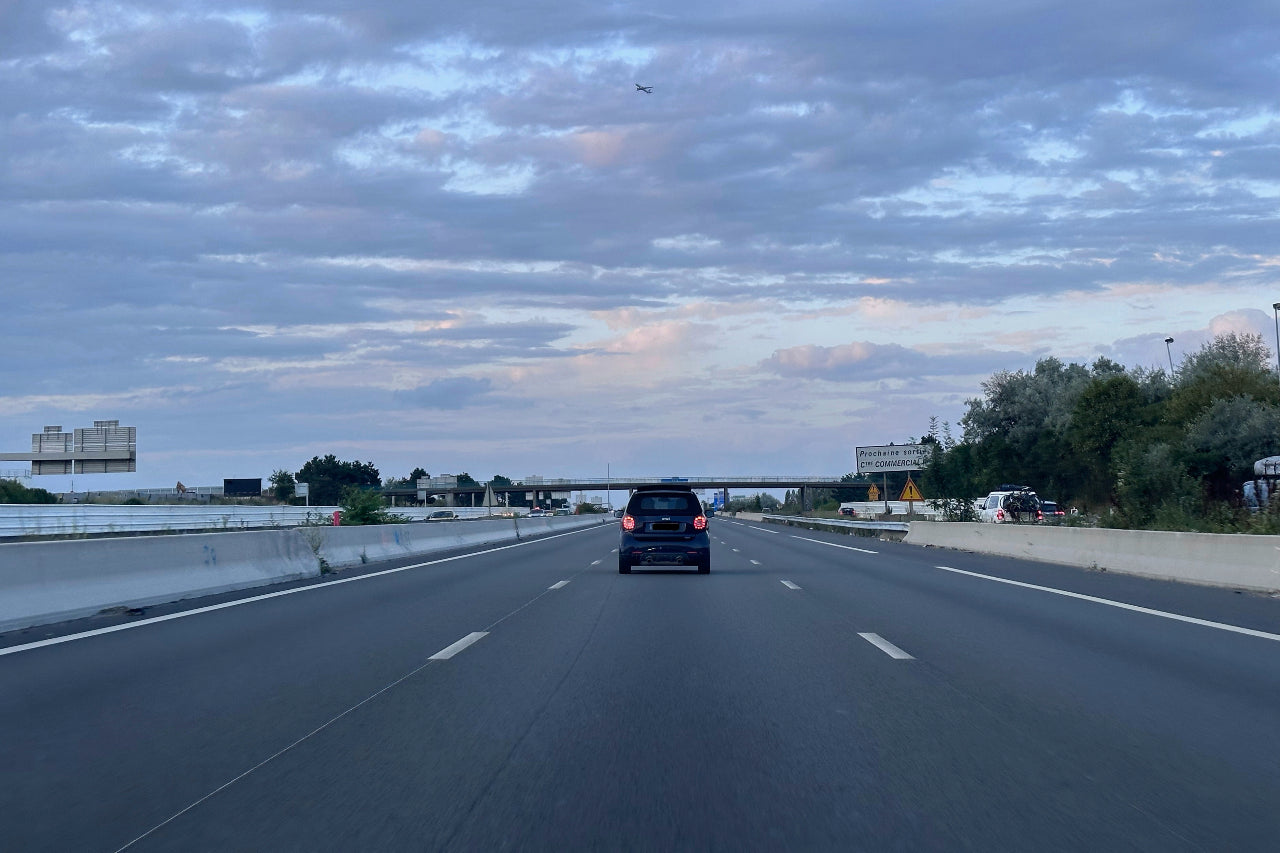 Pourquoi les Français adorent-ils rouler sur la voie du milieu sur l’autoroute ?