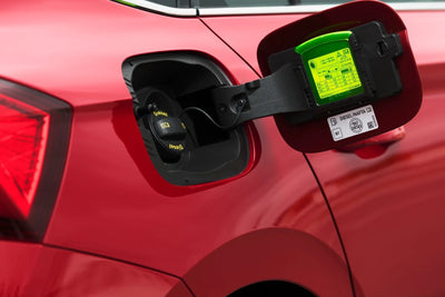 Pourquoi la trappe à carburant est-elle souvent placée du côté passager ?